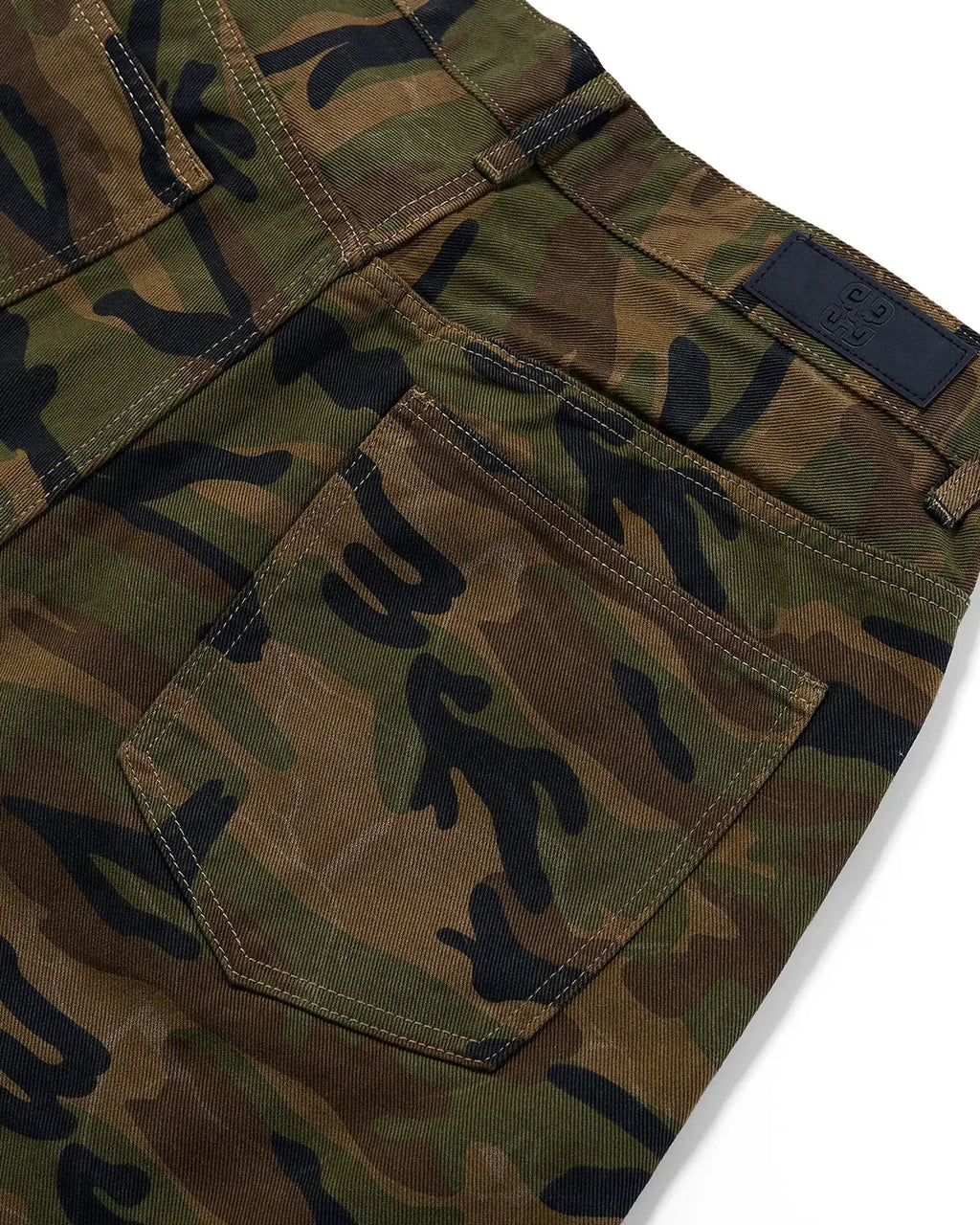 Inflation Streetwear metal clasp camo shorts, men's casual pants with metallic fastening and camo pattern, stylish streetwear fashion
