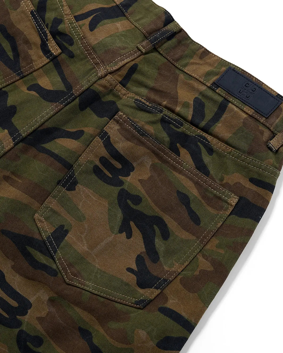 Inflation Streetwear metal clasp camo shorts, men's casual pants with metallic fastening and camo pattern, stylish streetwear fashion