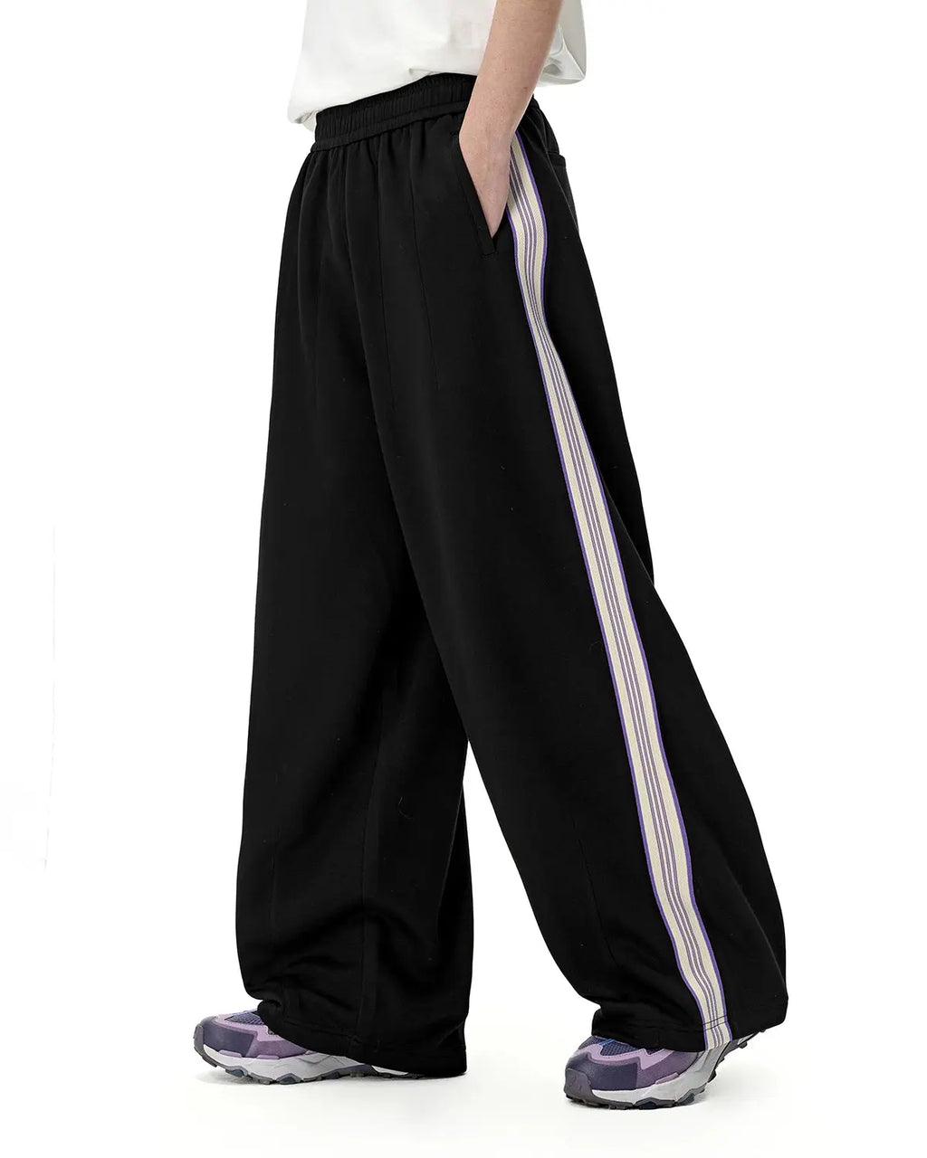 Inflation Streetwear athleisure wide-leg baggy pants with relaxed fit, made of comfortable fabric, displayed on a model.