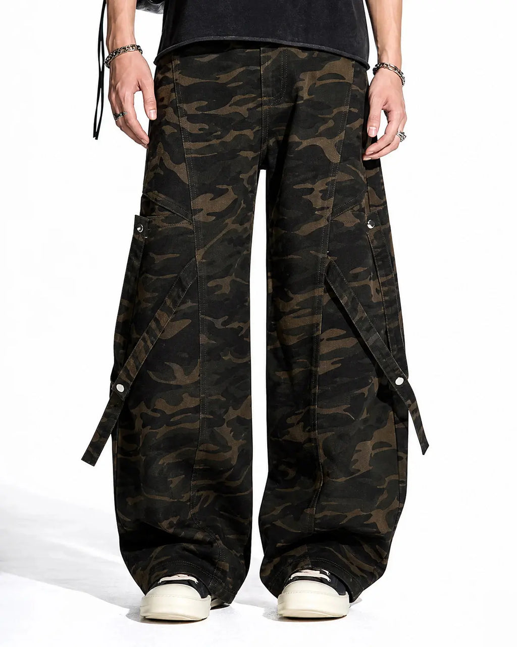 Inflation Multi-Pockets Barrel Camouflage Cargo Pants with multiple pockets and rugged design, streetwear style.