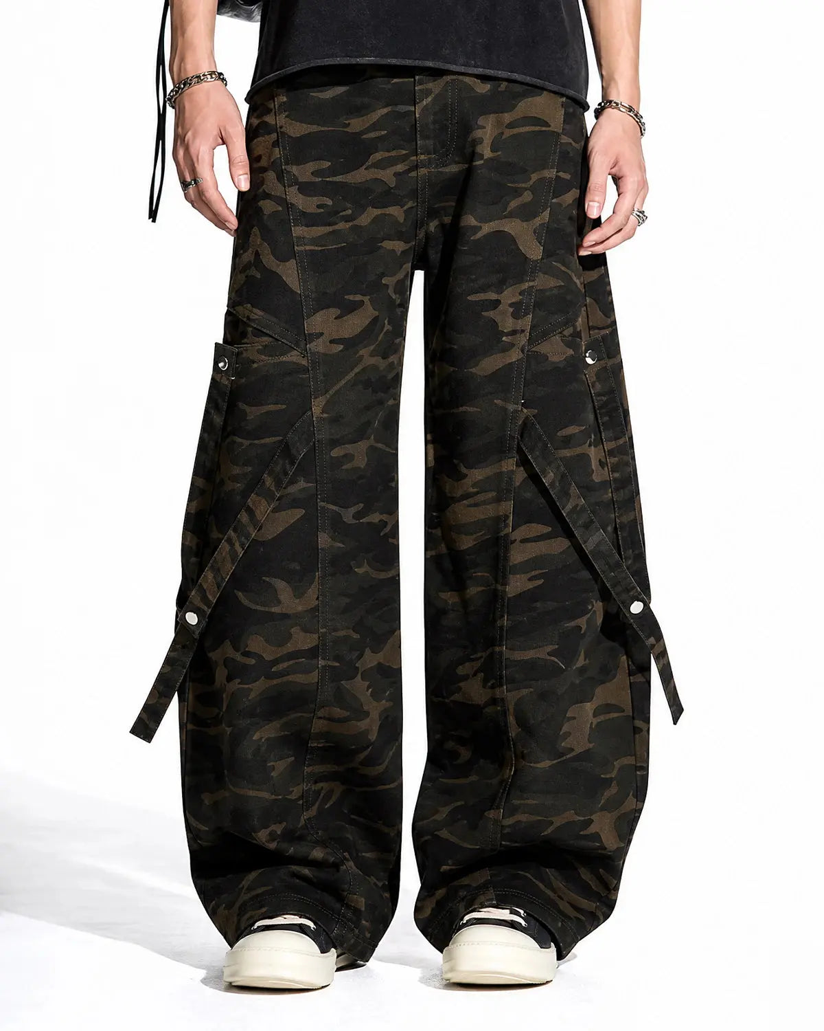 Inflation Multi-Pockets Barrel Camouflage Cargo Pants with multiple pockets and rugged design, streetwear style.