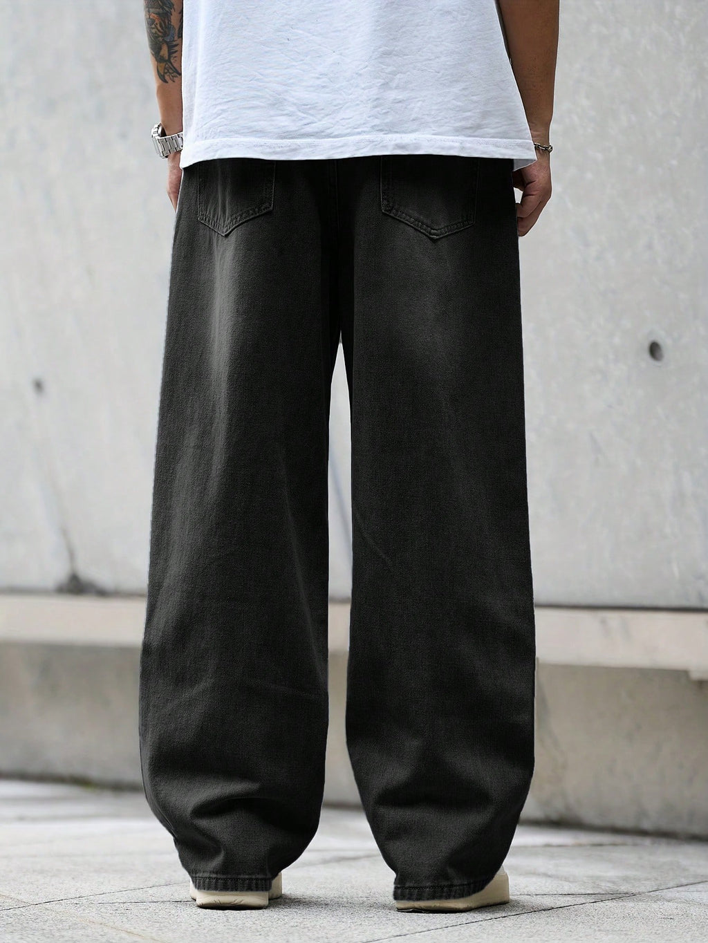 Black loose denim jeans from Inflation Street Style collection, showcasing a relaxed fit and streetwear-inspired design.